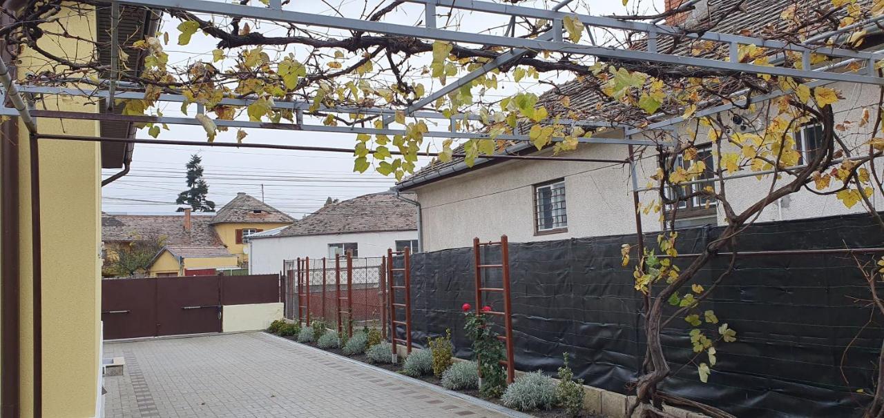 Yellow House Sibiu Exterior photo